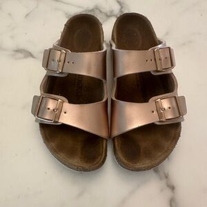 girls birkenstock arizona sandal in metallic rose gold size 32